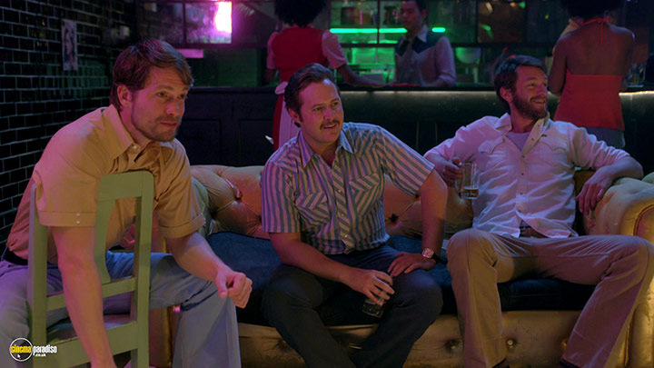 A still #21 from Narcos: Series 1 (2015)
