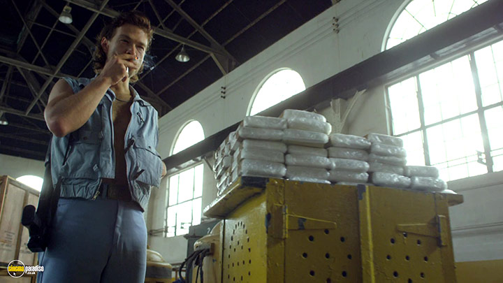 A still #11 from Narcos: Series 1 (2015)