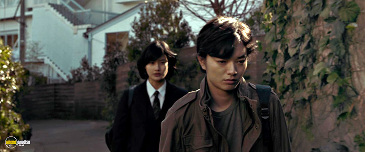 A still #13 from Parasyte: Part 1 (2014) With Ai Hashimoto And Shôta Sometani