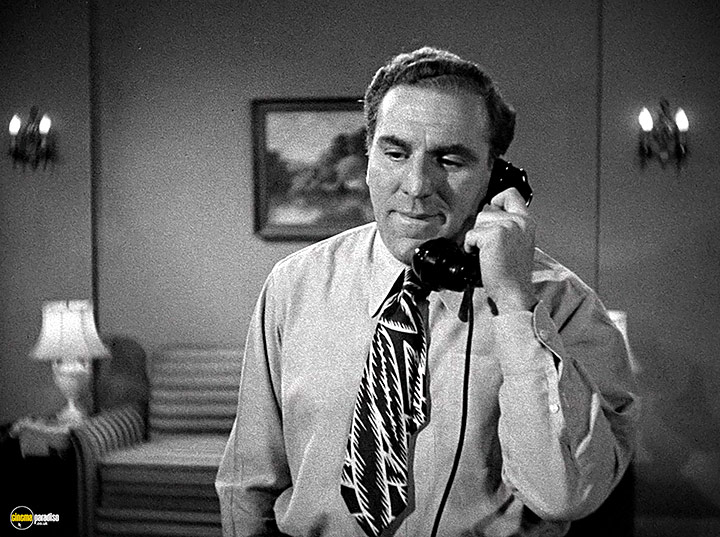 A still #8 from The Blue Dahlia (1946) With William Bendix