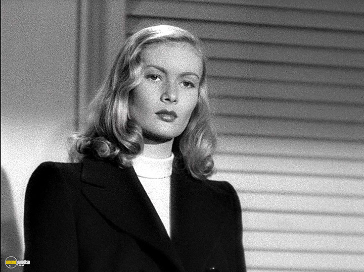 A still #17 from The Blue Dahlia (1946) With Veronica Lake