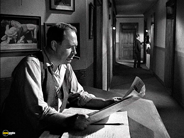 A still #19 from The Blue Dahlia (1946)