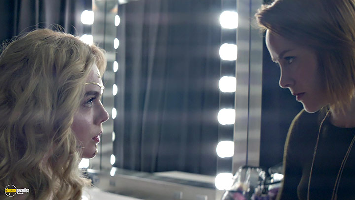 A still #36 from The Neon Demon (2016) With Jena Malone And Elle Fanning