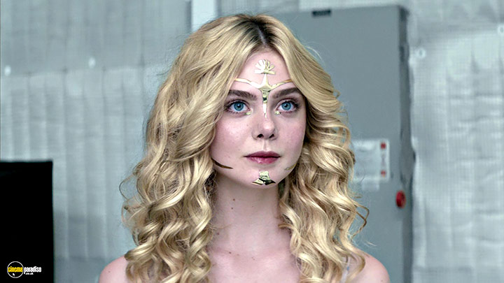 A still #33 from The Neon Demon (2016) With Elle Fanning