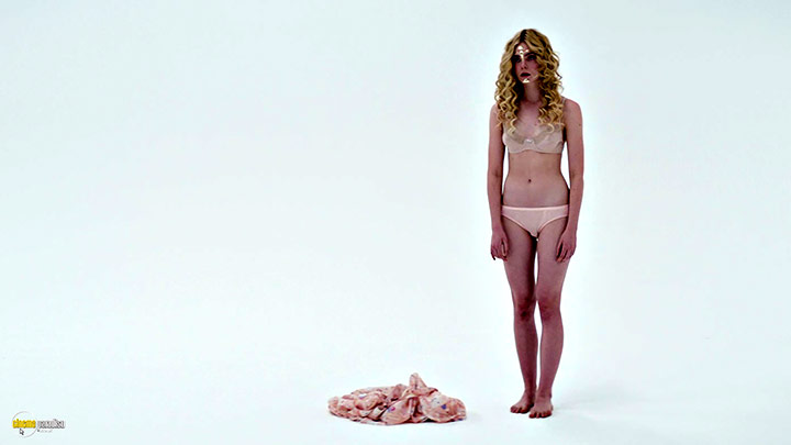 A still #32 from The Neon Demon (2016) With Elle Fanning