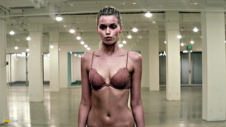 A still #30 from The Neon Demon (2016) With Abbey Lee