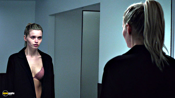 A still #28 from The Neon Demon (2016) With Abbey Lee