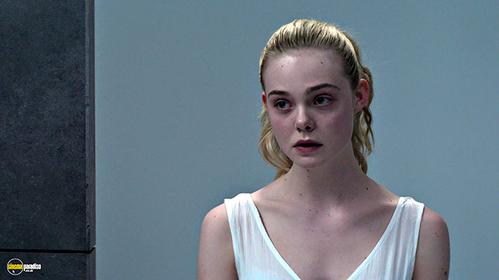 A still #27 from The Neon Demon (2016) With Elle Fanning