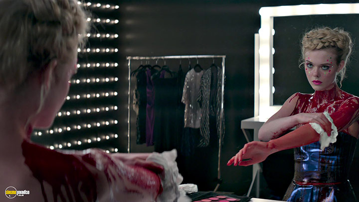 A still #25 from The Neon Demon (2016) With Elle Fanning
