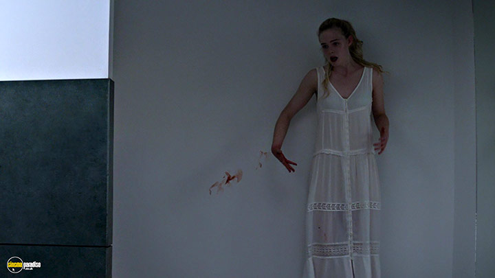 A still #24 from The Neon Demon (2016) With Elle Fanning