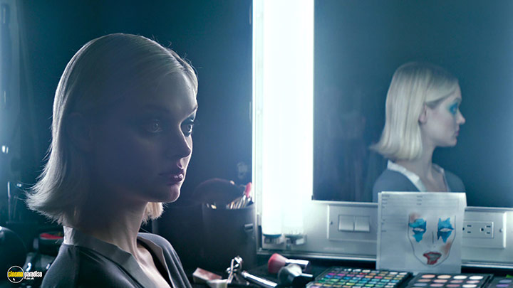 A still #20 from The Neon Demon (2016) With Bella Heathcote
