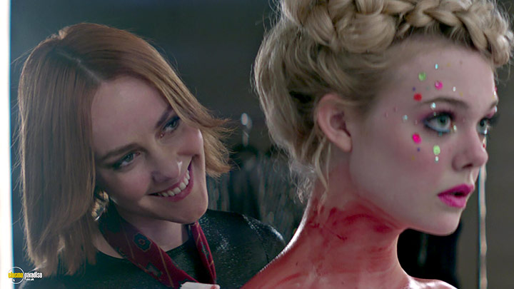 A still #18 from The Neon Demon (2016) With Jena Malone And Elle Fanning