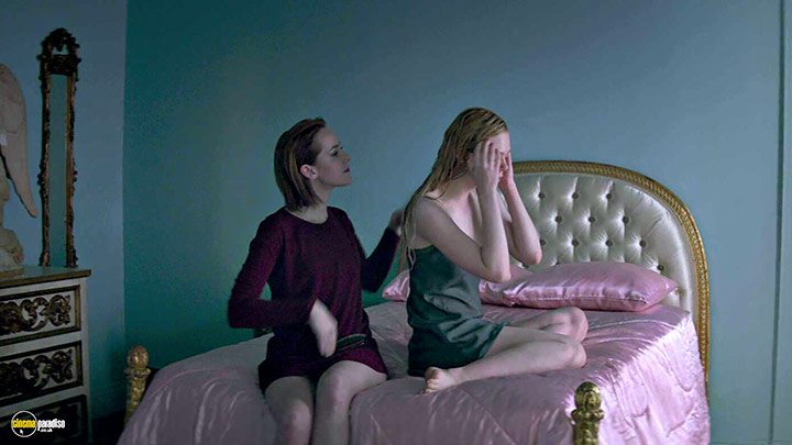 A still #15 from The Neon Demon (2016) With Jena Malone