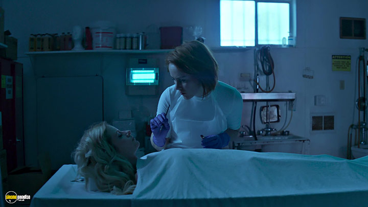 A still #14 from The Neon Demon (2016) With Jena Malone And Elle Fanning