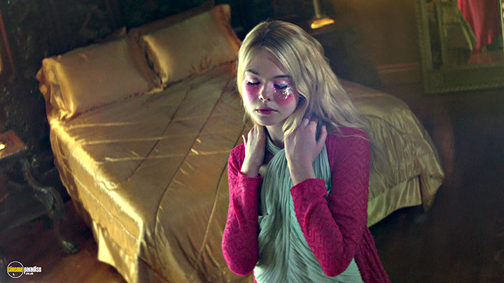A still #13 from The Neon Demon (2016) With Elle Fanning