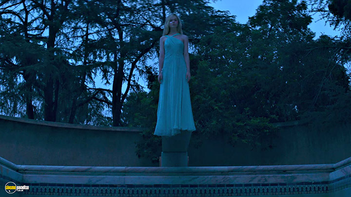 A still #12 from The Neon Demon (2016) With Elle Fanning