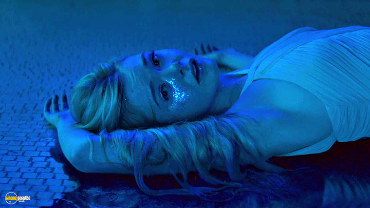 A still #11 from The Neon Demon (2016) With Elle Fanning