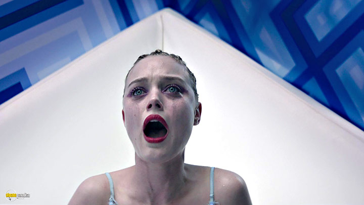 A still #5 from The Neon Demon (2016)