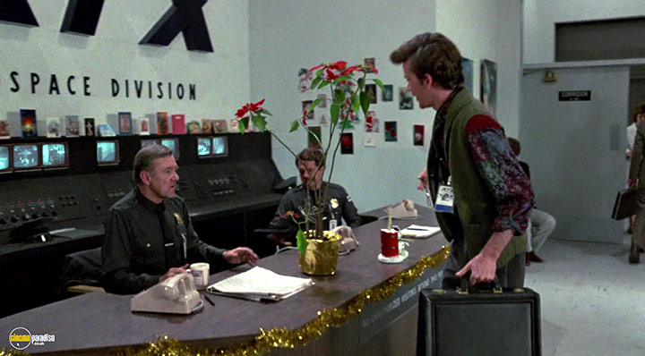 A still #27 from The Falcon and the Snowman (1985)